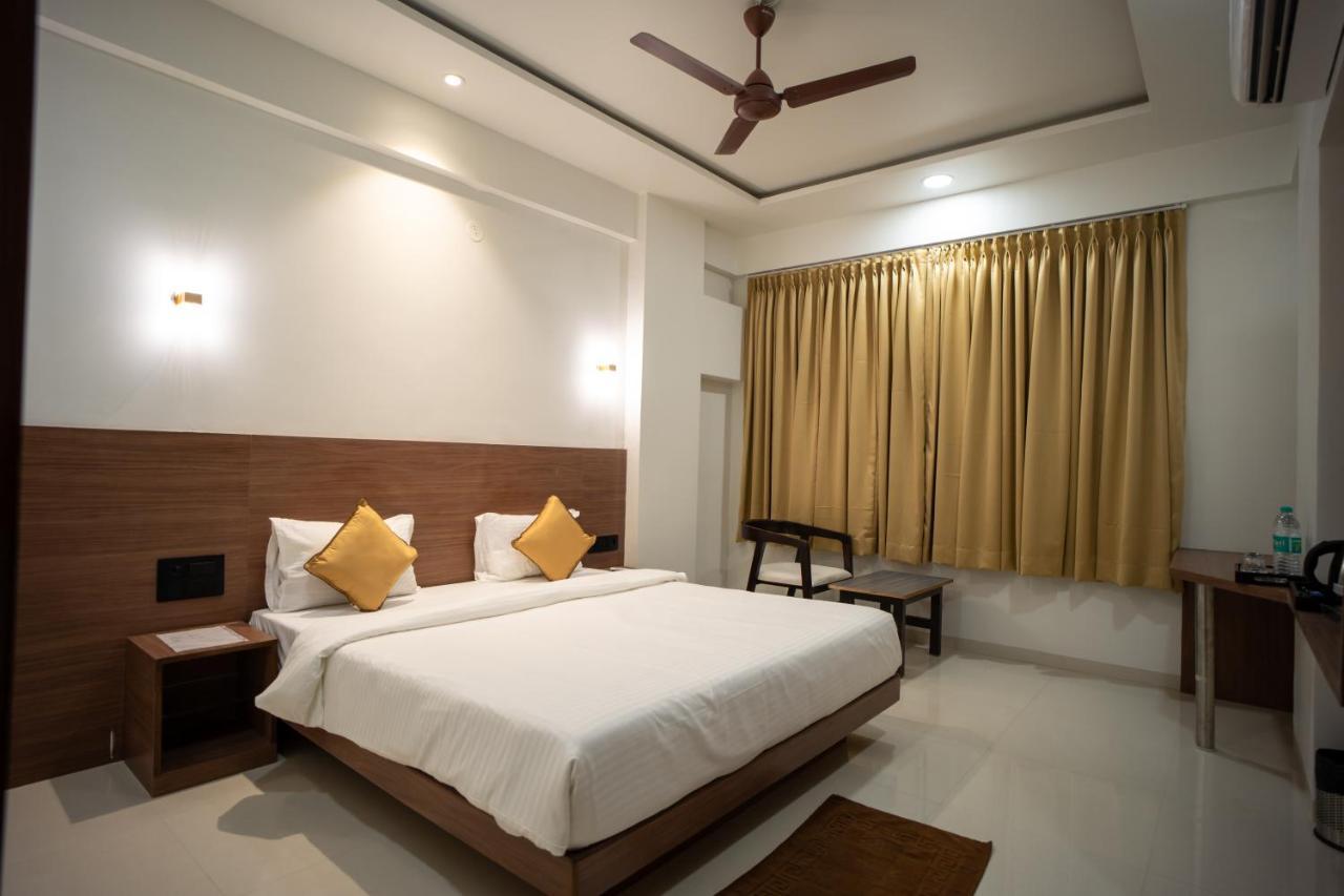 Hotel Oberon Solāpur Exterior foto